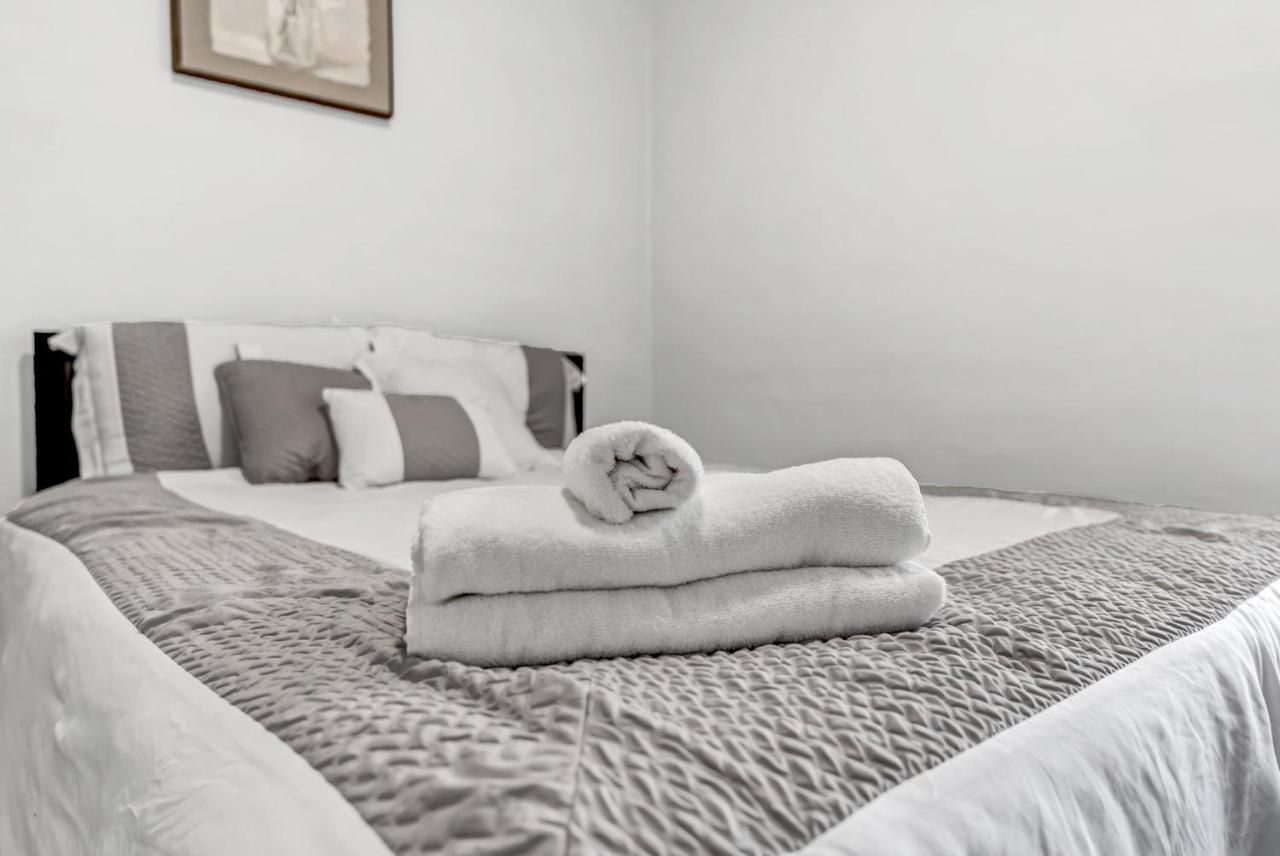 Вилла Renovated Main Floor Large 3 Bed House Буффало Экстерьер фото